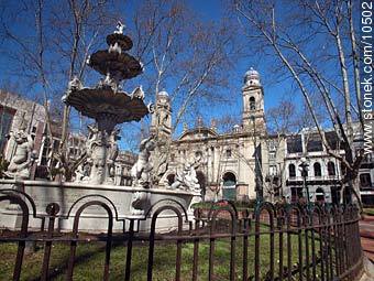 Fuente de la Plaza Constitución - Departamento de Montevideo - URUGUAY. Foto No. 10502