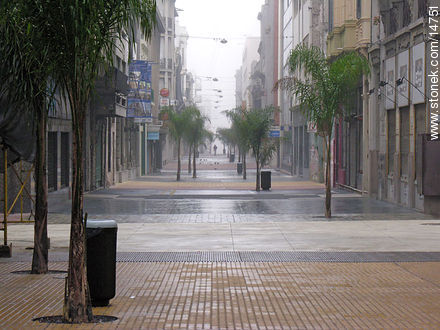 Peatonal Sarandí un domingo de mañana en invierno - Departamento de Montevideo - URUGUAY. Foto No. 14751