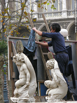 Vigilante colgando ropa en la plaza -  - URUGUAY. Foto No. 14807