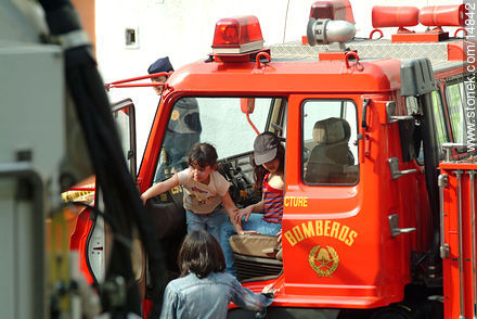 Niño en carro de bomberos - Departamento de Montevideo - URUGUAY. Foto No. 14842
