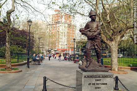 Monumento al bombero - Departamento de Montevideo - URUGUAY. Foto No. 14857