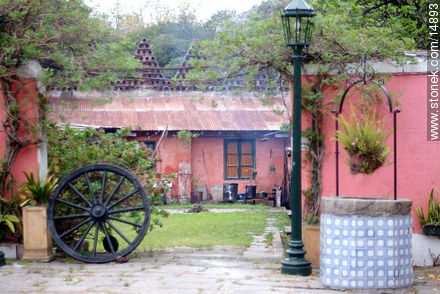 Establecimiento rural con aljibe y rueda de carro. - Departamento de Montevideo - URUGUAY. Foto No. 14893