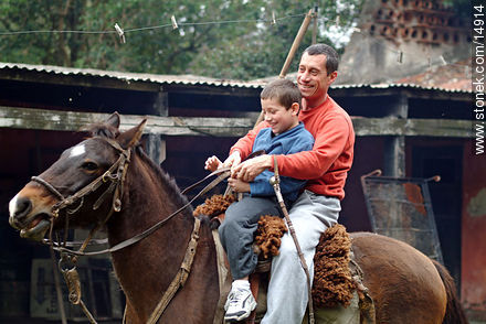 Padre e hijo a caballo - Departamento de Montevideo - URUGUAY. Foto No. 14914
