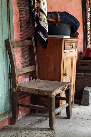 Rincón con silla de lonja y roperito - Departamento de Montevideo - URUGUAY. Foto No. 14915