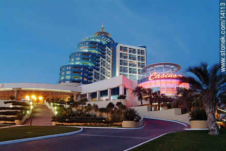 Hotel y casino Conrad al atardecer - Punta del Este y balnearios cercanos - URUGUAY. Foto No. 14113