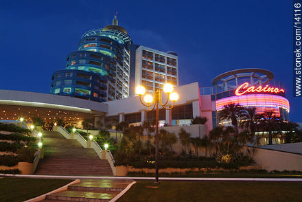 Hotel y casino Conrad al atardecer - Punta del Este y balnearios cercanos - URUGUAY. Foto No. 14116