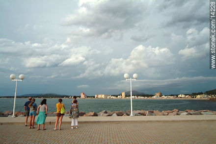 Turistas observando la tormenta - Departamento de Maldonado - URUGUAY. Foto No. 14228