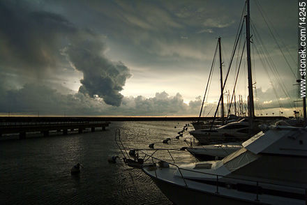 Embarcaciones y tormenta - Departamento de Maldonado - URUGUAY. Foto No. 14245