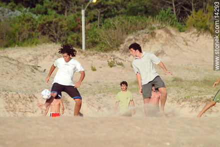 Juegos de pelota en la playa - Departamento de Maldonado - URUGUAY. Foto No. 14293