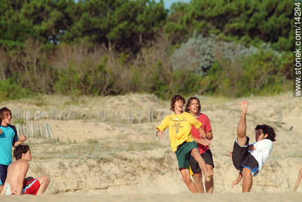 Juegos de pelota en la playa - Departamento de Maldonado - URUGUAY. Foto No. 14294