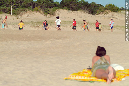 Espectadora de juegos de pelota en la playa - Departamento de Maldonado - URUGUAY. Foto No. 14295
