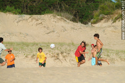 Juegos de pelota en la playa - Departamento de Maldonado - URUGUAY. Foto No. 14302