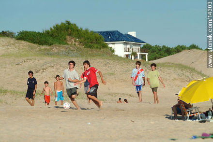 Juegos de pelota en la playa - Departamento de Maldonado - URUGUAY. Foto No. 14303