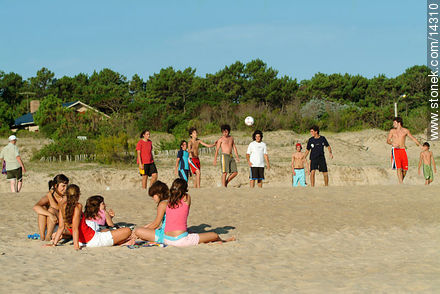 Fútbol en la playa. - Departamento de Maldonado - URUGUAY. Foto No. 14310