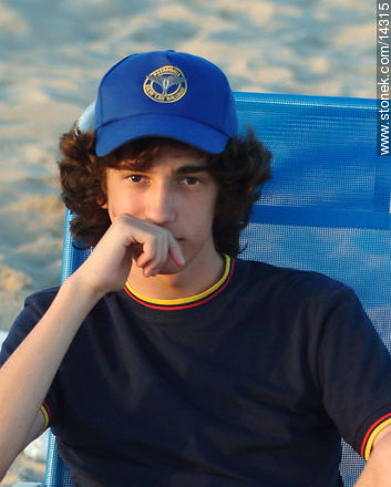 Adolescente en la playa - Departamento de Maldonado - URUGUAY. Foto No. 14315