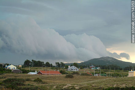 Tormenta de verano en Punta Negra - Departamento de Maldonado - URUGUAY. Foto No. 14353
