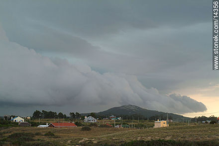 Tormenta de verano en Punta Negra - Departamento de Maldonado - URUGUAY. Foto No. 14356