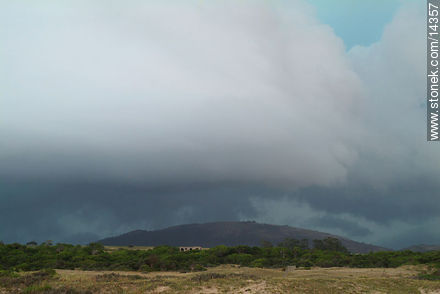 Tormenta de verano en Punta Negra - Departamento de Maldonado - URUGUAY. Foto No. 14357