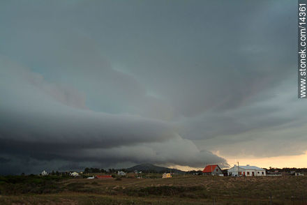 Tormenta de verano en Punta Negra - Departamento de Maldonado - URUGUAY. Foto No. 14361