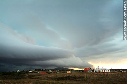 Tormenta de verano en Punta Negra - Departamento de Maldonado - URUGUAY. Foto No. 14362
