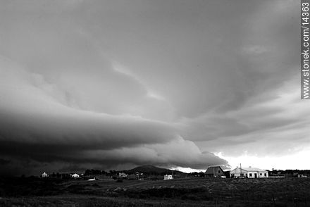 Tormenta de verano en Punta Negra - Departamento de Maldonado - URUGUAY. Foto No. 14363