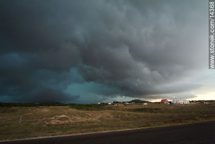 Tormenta de verano en Punta Negra - Departamento de Maldonado - URUGUAY. Foto No. 14368