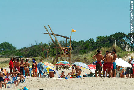 Muchedumbre en la playa San Francisco - Departamento de Maldonado - URUGUAY. Foto No. 14428