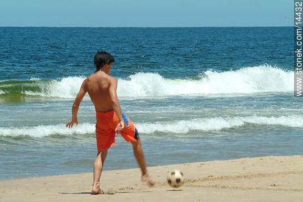 Juego de pelota en la playa - Departamento de Maldonado - URUGUAY. Foto No. 14432