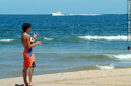 Juego de pelota en la playa - Departamento de Maldonado - URUGUAY. Foto No. 14433