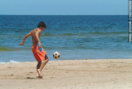 Juego de pelota en la playa - Departamento de Maldonado - URUGUAY. Foto No. 14434