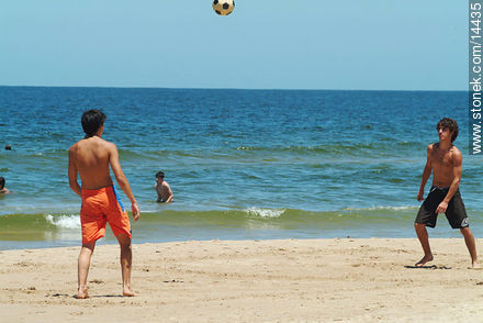 Juego de pelota en la playa - Departamento de Maldonado - URUGUAY. Foto No. 14435