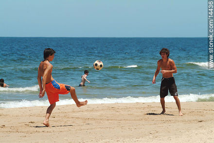 Juego de pelota en la playa - Departamento de Maldonado - URUGUAY. Foto No. 14436