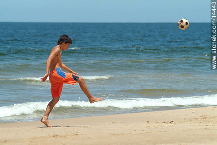 Juego de pelota en la playa - Departamento de Maldonado - URUGUAY. Foto No. 14443