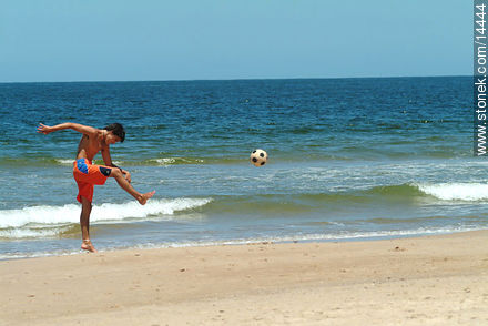 Juego de pelota en la playa - Departamento de Maldonado - URUGUAY. Foto No. 14444