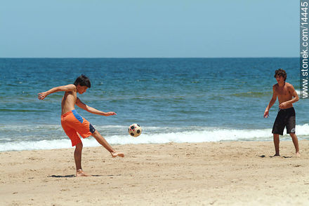 Juego de pelota en la playa - Departamento de Maldonado - URUGUAY. Foto No. 14445