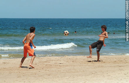 Juego de pelota en la playa - Departamento de Maldonado - URUGUAY. Foto No. 14446