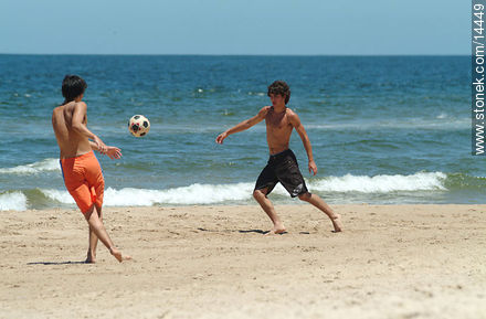 Juego de pelota en la playa - Departamento de Maldonado - URUGUAY. Foto No. 14449