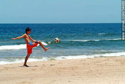 Juego de pelota en la playa - Departamento de Maldonado - URUGUAY. Foto No. 14450