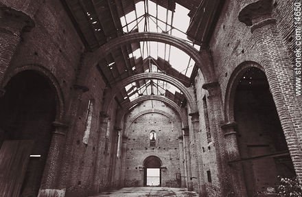 Interior de una iglesia abandonada que llegó a serlo - Departamento de Maldonado - URUGUAY. Foto No. 14650