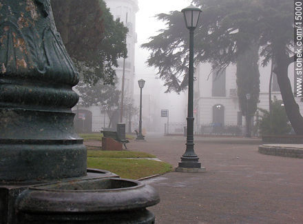 Bebedero antiguo en Plaza Zabala - Departamento de Montevideo - URUGUAY. Foto No. 15000