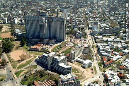 Parque Batlle, Hospital de Clínicas, Av Italia, Estadio Centenario - Departamento de Montevideo - URUGUAY. Foto No. 5180