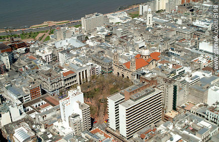 Plaza Matriz (Constitución) en la Ciudad Vieja. Ministerio de Transporte y Obras Públicas. - Departamento de Montevideo - URUGUAY. Foto No. 5198