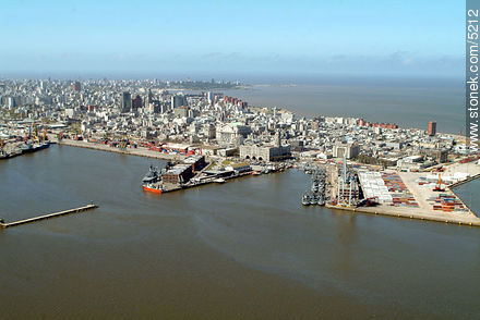 Vista general de Montevideo. Puerto - Departamento de Montevideo - URUGUAY. Foto No. 5212