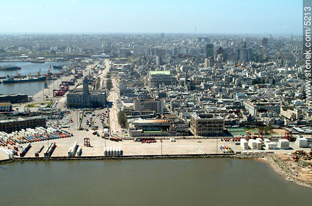 Vista general del Puerto de Montevideo - Departamento de Montevideo - URUGUAY. Foto No. 5213