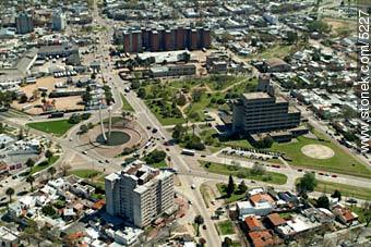 Bulevar Artigas. Monumento a Luis Batlle Berres - Departamento de Montevideo - URUGUAY. Foto No. 5227