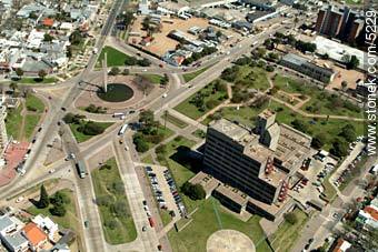 Bulevar Artigas. Monumento a Luis Batlle Berres - Departamento de Montevideo - URUGUAY. Foto No. 5229