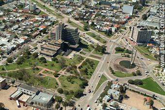 Bulevar Artigas. Monumento a Luis Batlle Berres - Departamento de Montevideo - URUGUAY. Foto No. 5232