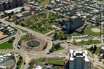 Bulevar Artigas. Monumento a Luis Batlle Berres - Departamento de Montevideo - URUGUAY. Foto No. 5235