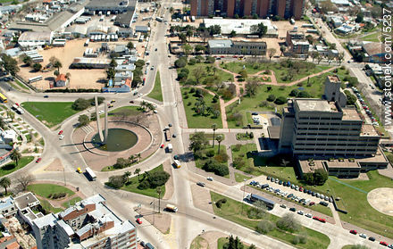 Bulevar Artigas. Monumento a Luis Batlle Berres - Departamento de Montevideo - URUGUAY. Foto No. 5237