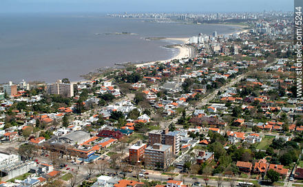 Vista áérea de los barrios Malvín, Punta Gorda y Buceo - Departamento de Montevideo - URUGUAY. Foto No. 5244
